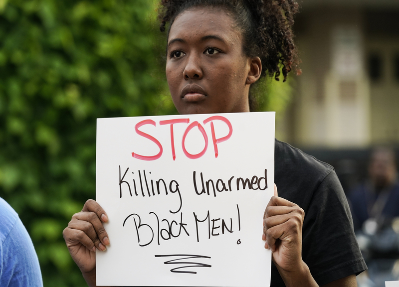 Usa, poliziotto uccide afroamericano in North Carolina Usa, poliziotto uccide afroamericano in North Carolina