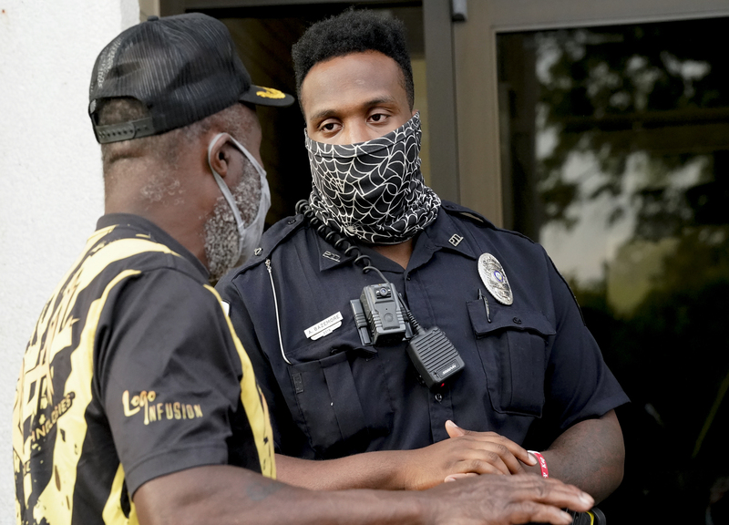 Usa, poliziotto uccide afroamericano in North Carolina Usa, poliziotto uccide afroamericano in North Carolina