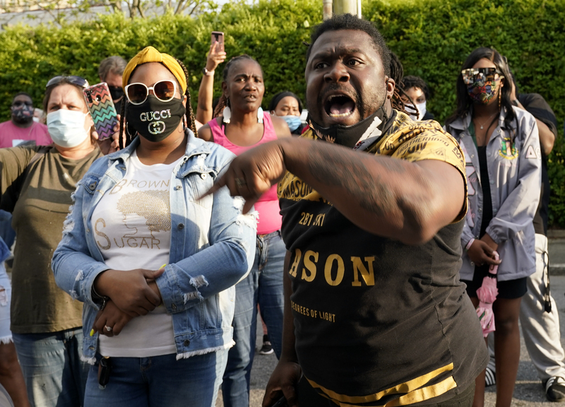 Usa, poliziotto uccide afroamericano in North Carolina Usa, poliziotto uccide afroamericano in North Carolina