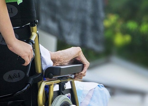 Anziani paralizzati, torturati a Palermo: sedie a rotelle lanciate e calci Anziani paralizzati, torturati a Palermo: sedie a rotelle lanciate e calci