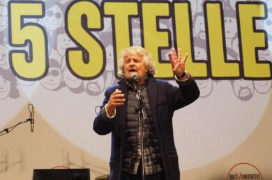 M5s, Grillo chiama i big in difesa. E scade la deadline con Casaleggio