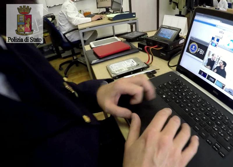 Immagini di neonati abusati negli smartphone: 8 minorenni indagati a Pisa Immagini di neonati abusati negli smartphone: 8 minorenni indagati a Pisa