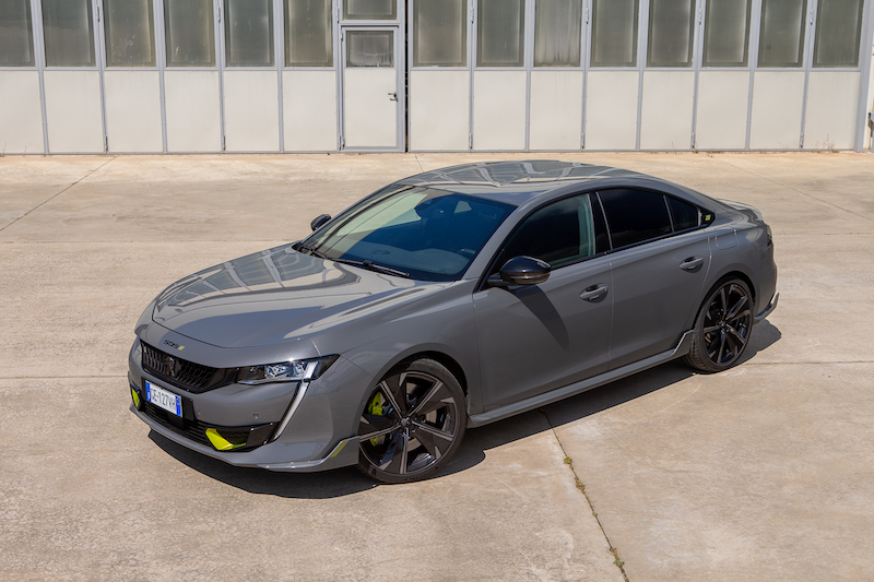 I piloti Peugeot del WEC al volante della nuova 508 PSE I piloti Peugeot del WEC al volante della nuova 508 PSE