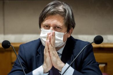 Coprifuoco alle 23.00? Sileri possibilista: “A breve potremmo posticiparlo”