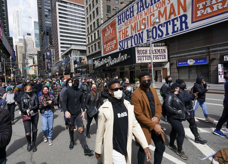 Manifestazione di protesta a Broadway contro il produttore cinematografico Scott Rudin Manifestazione di protesta a Broadway contro il produttore cinematografico Scott Rudin