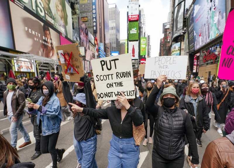 Manifestazione di protesta a Broadway contro il produttore cinematografico Scott Rudin Manifestazione di protesta a Broadway contro il produttore cinematografico Scott Rudin