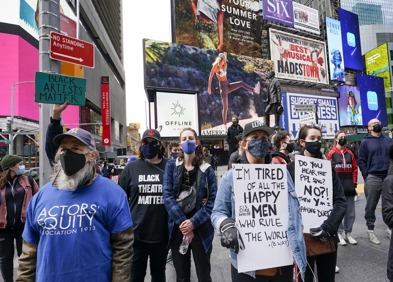 Manifestazione di protesta a Broadway contro il produttore cinematografico Scott Rudin Manifestazione di protesta a Broadway contro il produttore cinematografico Scott Rudin