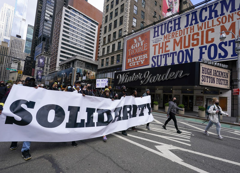 Manifestazione di protesta a Broadway contro il produttore cinematografico Scott Rudin Manifestazione di protesta a Broadway contro il produttore cinematografico Scott Rudin