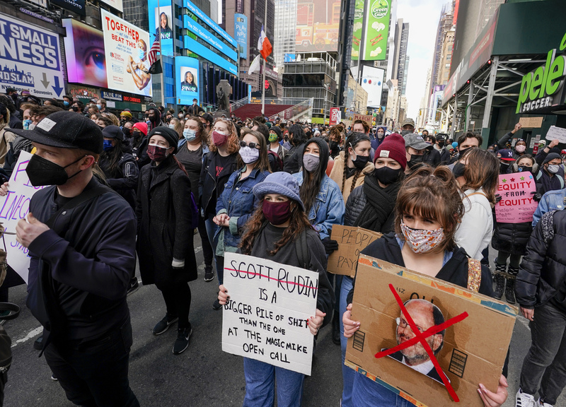Manifestazione di protesta a Broadway contro il produttore cinematografico Scott Rudin Manifestazione di protesta a Broadway contro il produttore cinematografico Scott Rudin
