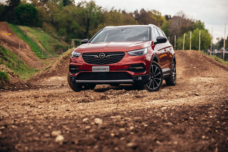 Opel Grandland X Hybrid4, l’off road non le fa paura Opel Grandland X Hybrid4, l’off road non le fa paura