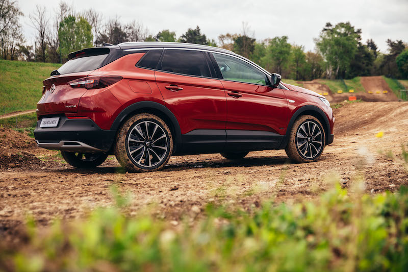 Opel Grandland X Hybrid4, l’off road non le fa paura Opel Grandland X Hybrid4, l’off road non le fa paura