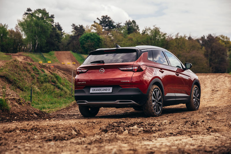 Opel Grandland X Hybrid4, l’off road non le fa paura Opel Grandland X Hybrid4, l’off road non le fa paura