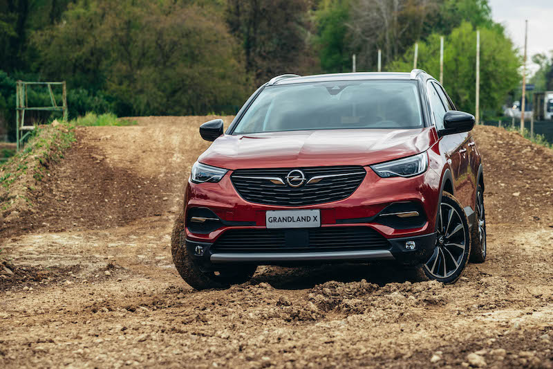 Opel Grandland X Hybrid4, l’off road non le fa paura Opel Grandland X Hybrid4, l’off road non le fa paura