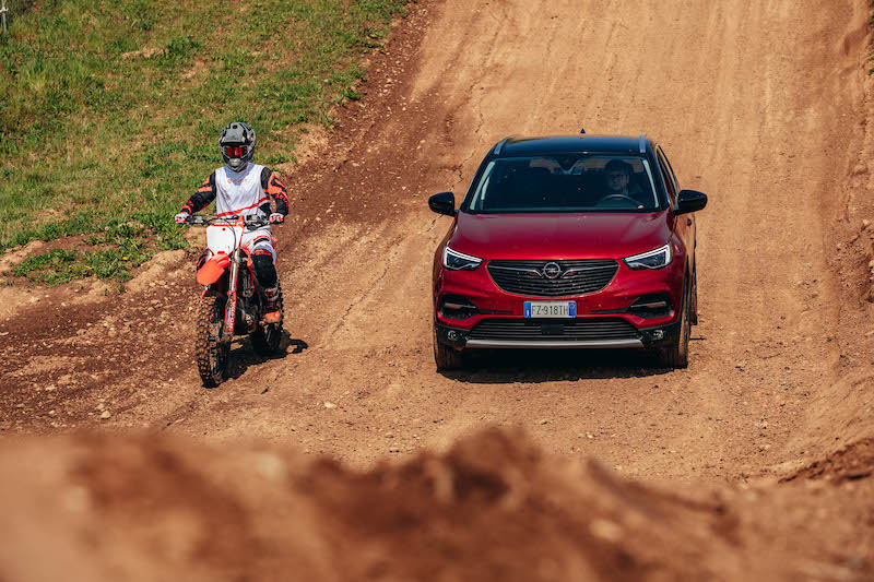 Opel Grandland X Hybrid4, l’off road non le fa paura Opel Grandland X Hybrid4, l’off road non le fa paura