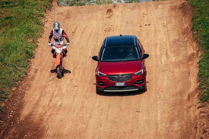 Opel Grandland X Hybrid4, l’off road non le fa paura Opel Grandland X Hybrid4, l’off road non le fa paura