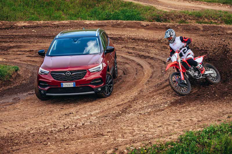 Opel Grandland X Hybrid4, l’off road non le fa paura Opel Grandland X Hybrid4, l’off road non le fa paura