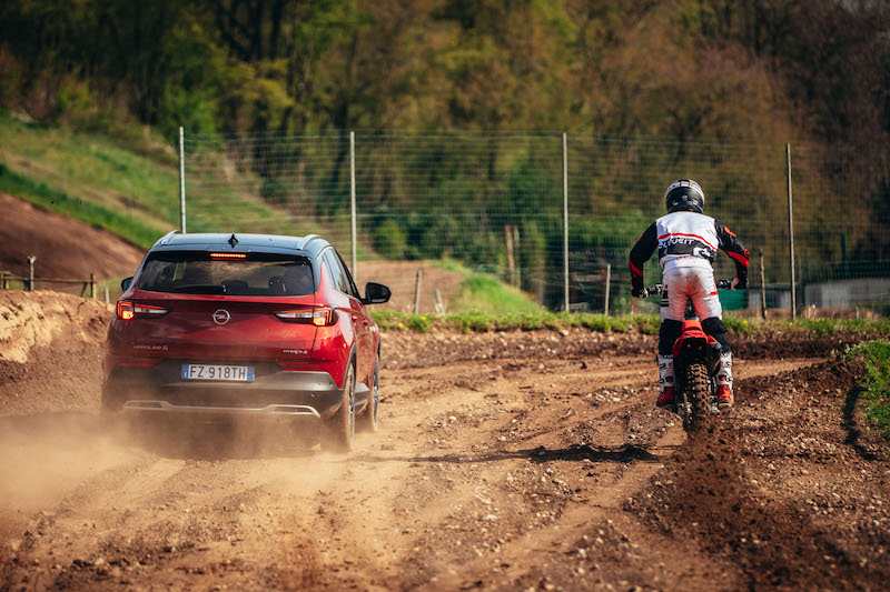 Opel Grandland X Hybrid4, l’off road non le fa paura Opel Grandland X Hybrid4, l’off road non le fa paura