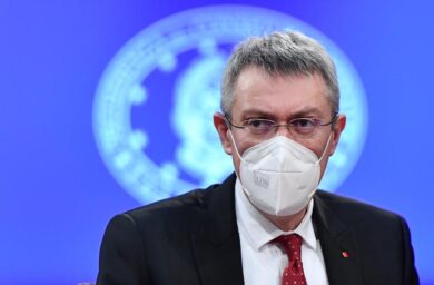 Landini avverte Draghi e il governo. “Vaccinare, non licenziare, i lavoratori”
