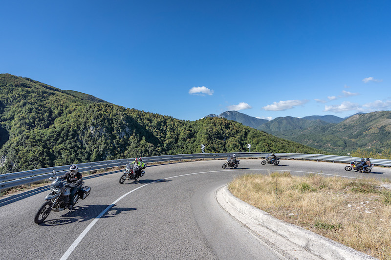Moto Guzzi, in sella all’Aquila per il “viaggio del centenario” Moto Guzzi, in sella all’Aquila per il “viaggio del centenario”
