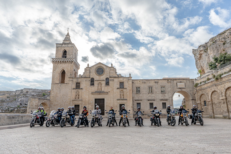 Moto Guzzi, in sella all’Aquila per il “viaggio del centenario” Moto Guzzi, in sella all’Aquila per il “viaggio del centenario”
