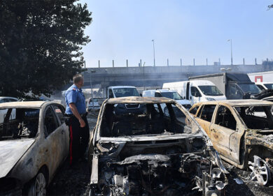 A Fondi il vero coprifuoco, nessuno esce. Esplodono le auto, guerra di droga