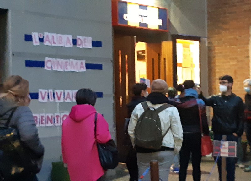 Milano, cinema riapre all’alba: lunghe code per entrare Milano, cinema riapre all’alba: lunghe code per entrare