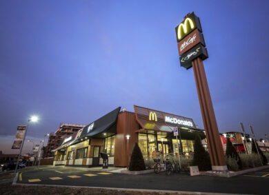 Riaprire si può, ma a queste condizioni: l’ok dello Spallanzani a McDonald’s