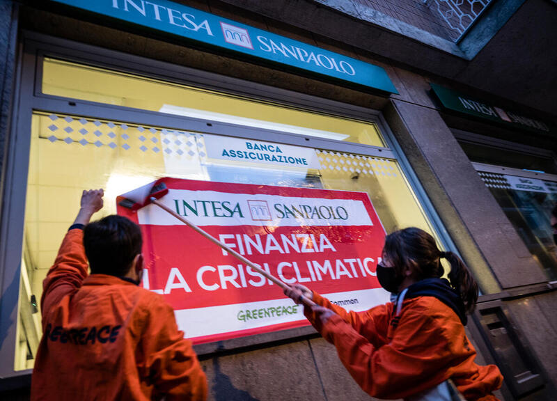 Torino, Greenpeace e ReCommon manifestano contro Banca Intesa Sanpaolo Torino, Greenpeace e ReCommon manifestano contro Banca Intesa Sanpaolo