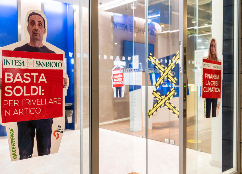 Torino, Greenpeace e ReCommon manifestano contro Banca Intesa Sanpaolo Torino, Greenpeace e ReCommon manifestano contro Banca Intesa Sanpaolo