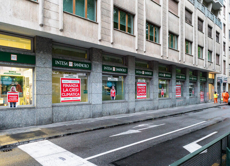 Torino, Greenpeace e ReCommon manifestano contro Banca Intesa Sanpaolo Torino, Greenpeace e ReCommon manifestano contro Banca Intesa Sanpaolo