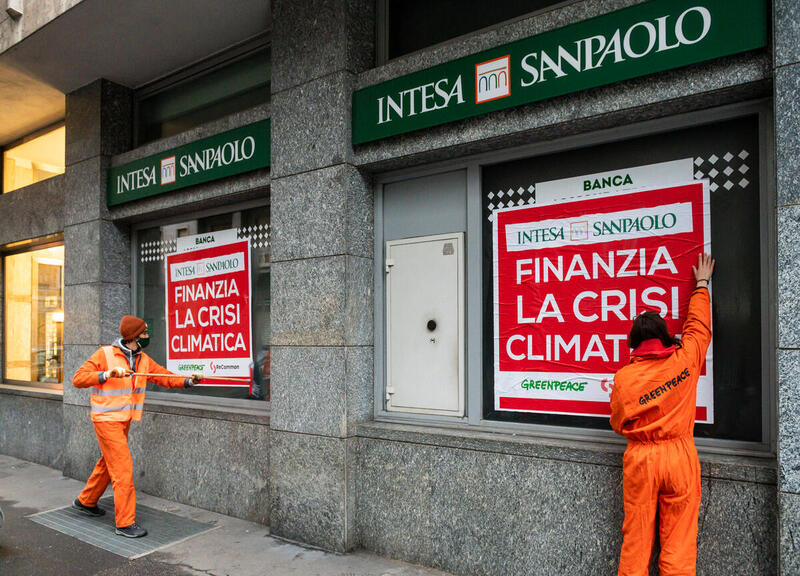 Torino, Greenpeace e ReCommon manifestano contro Banca Intesa Sanpaolo Torino, Greenpeace e ReCommon manifestano contro Banca Intesa Sanpaolo