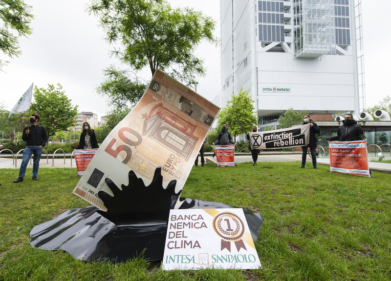 Torino, Greenpeace e ReCommon manifestano contro Banca Intesa Sanpaolo Torino, Greenpeace e ReCommon manifestano contro Banca Intesa Sanpaolo