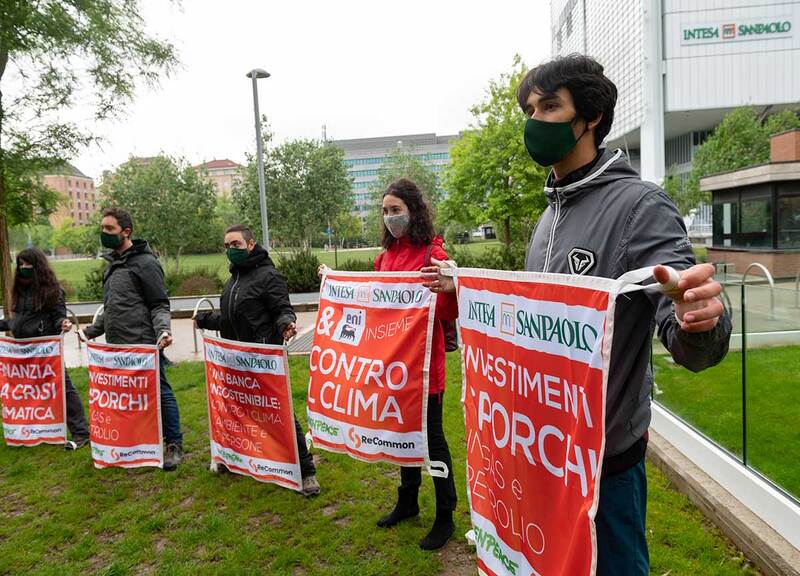 Torino, Greenpeace e ReCommon manifestano contro Banca Intesa Sanpaolo Torino, Greenpeace e ReCommon manifestano contro Banca Intesa Sanpaolo