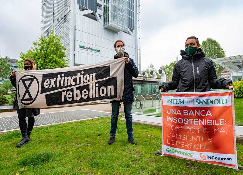 Torino, Greenpeace e ReCommon manifestano contro Banca Intesa Sanpaolo Torino, Greenpeace e ReCommon manifestano contro Banca Intesa Sanpaolo