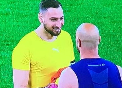 Donnarumma scherza con Reina dopo il ko di Lazio-Milan, bufera social su Gigio Donnarumma scherza con Reina dopo il ko di Lazio-Milan, bufera social su Gigio