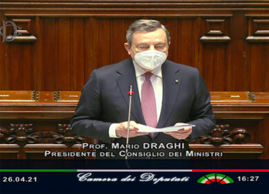 Lapsus di Draghi: “Onorevoli deputati”, e i senatori: “Siamo al Senato”