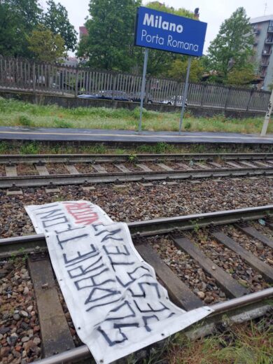 ‘No Tav’ bloccano treno, imbrattano cabina e aggrediscono il macchinista