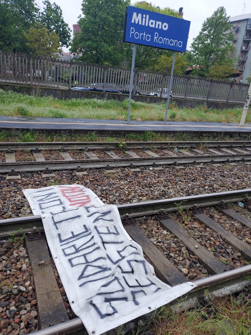 ‘No Tav’ bloccano treno, imbrattano cabina e aggrediscono il macchinista ‘No Tav’ bloccano treno, imbrattano cabina e aggrediscono il macchinista