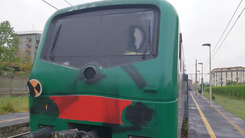 ‘No Tav’ bloccano treno, imbrattano cabina e aggrediscono il macchinista ‘No Tav’ bloccano treno, imbrattano cabina e aggrediscono il macchinista