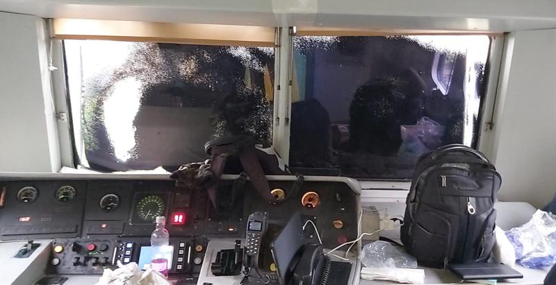 ‘No Tav’ bloccano treno, imbrattano cabina e aggrediscono il macchinista ‘No Tav’ bloccano treno, imbrattano cabina e aggrediscono il macchinista