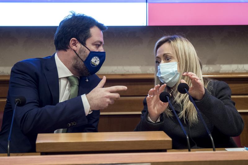 Salvini e Meloni sempre più lontani. Il coprifuoco lacera la destra Salvini e Meloni sempre più lontani. Il coprifuoco lacera la destra