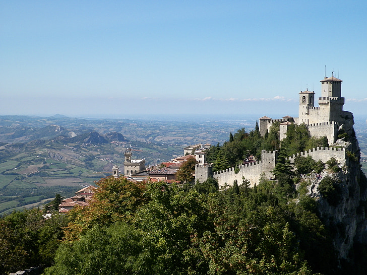 Covid, San Marino dice addio al coprifuoco e prepara le discoteche Covid, San Marino dice addio al coprifuoco e prepara le discoteche
