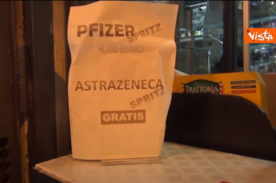 Pfizer e Astrazeneca diventano Spritz: la nuova ‘movida’ a Napoli. VIDEO