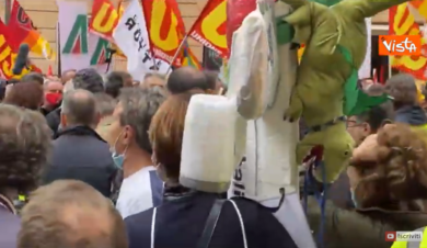 “Drago” assale aereo Alitalia alla protesta dei lavoratori di Roma
