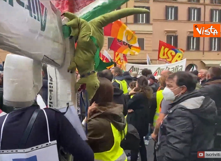 “Drago” assale aereo Alitalia alla protesta dei lavoratori di Roma “Drago” assale aereo Alitalia alla protesta dei lavoratori di Roma