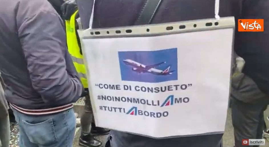 “Drago” assale aereo Alitalia alla protesta dei lavoratori di Roma “Drago” assale aereo Alitalia alla protesta dei lavoratori di Roma
