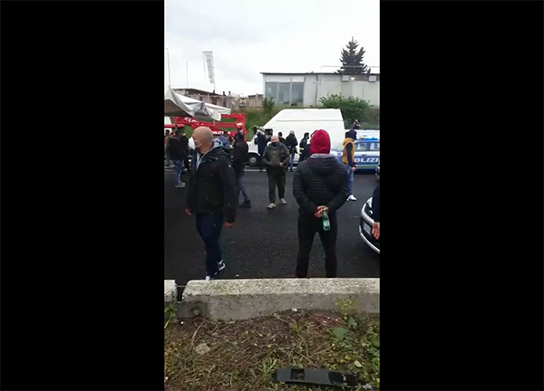 Roma nell’incubo del traffico. Sfila sul Raccordo la rabbia degli ambulanti Roma nell’incubo del traffico. Sfila sul Raccordo la rabbia degli ambulanti