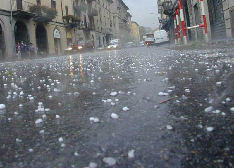 Meteo weekend 1 maggio CHOC: GRANDINE, NEVE e nubifragi al Nord. Al Sud 30°C Meteo weekend 1 maggio CHOC: GRANDINE, NEVE e nubifragi al Nord. Al Sud 30°C