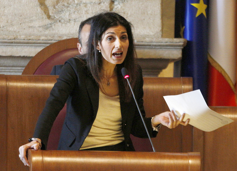 Ambulanti in rivolta, la Raggi fa la “Lady di ferro”: “Ricattatori, non cedo” Ambulanti in rivolta, la Raggi fa la “Lady di ferro”: “Ricattatori, non cedo”
