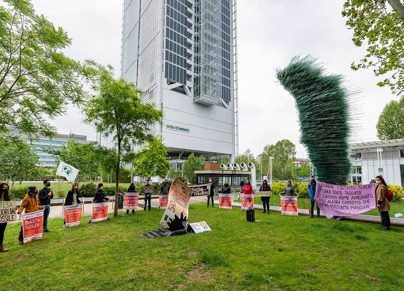 Greenpeace cambia nome a quattro ministeri. La protesta contro il PNRR Greenpeace cambia nome a quattro ministeri. La protesta contro il PNRR